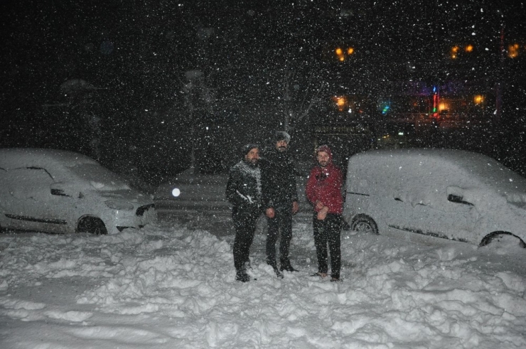 Yüksekova’ya Kar Yağışı Ve Tipi Hayatı Olumsuz Etkiledi