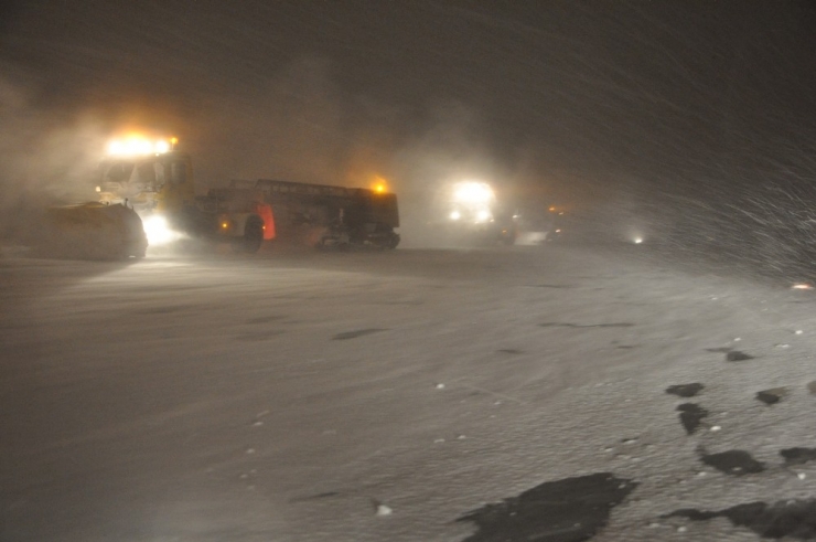 Yüksekova Havalimanında Yoğun Tipi Altında Karla Mücadele