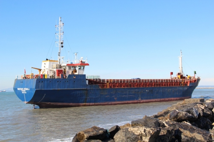 Hatay’da Karaya Vuran Kargo Gemisi Bekleyişini Sürdürüyor