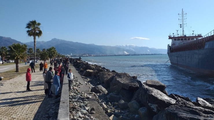 Hatay’da Karaya Oturan Gemi, Römorklar Yardımı İle Kurtarıldı