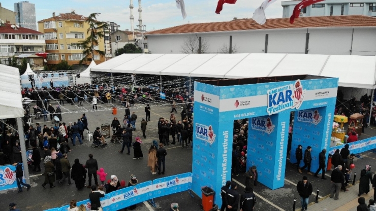 İstanbul’da Kar Yağdı, Çocuklar Doyasıya Eğlendi