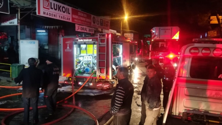 İzmir’de Oto Tamir Atölyesinde Korkutan Yangın