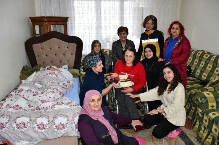 Evde Bakım Yapılan Hastalara Doğum Günü Sürprizi