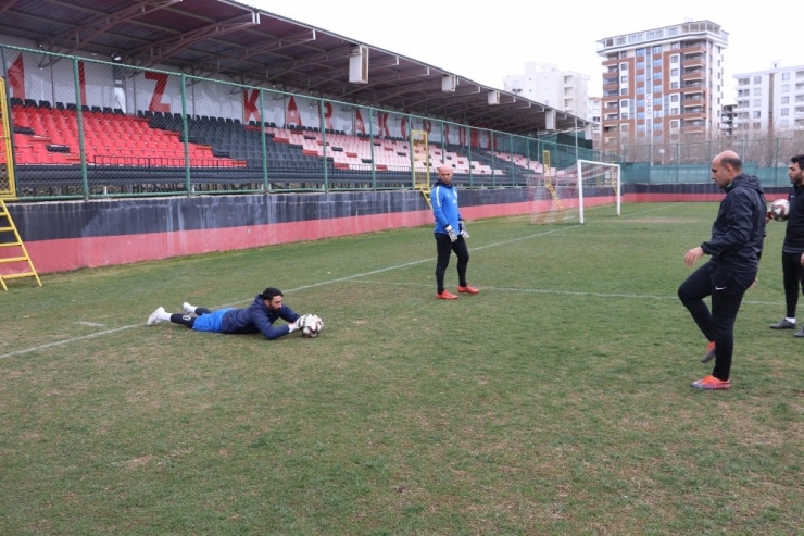 Karaköprüspor Hazırlıklarını Sürdürüyor
