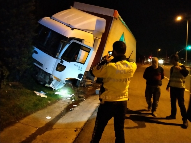 Alkollü Sürücünün Kullandığı Tır Bariyerleri Parçaladı