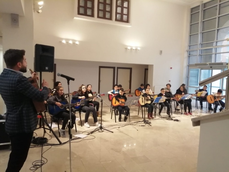 Mamak’ta Kursiyerlerden Gitar Konseri