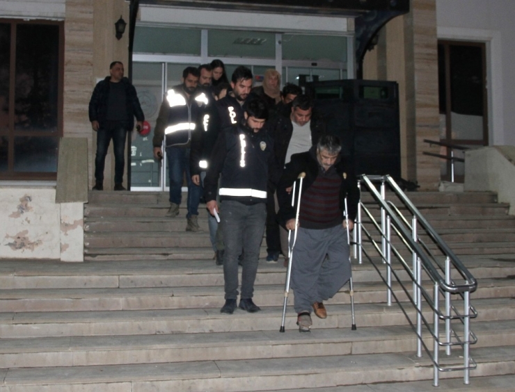 Yaşlı Erkekleri Suriyeli Kadınlarla Evlendirme Vaadi İle Kandıran 6 Çete Üyesi Tutuklandı