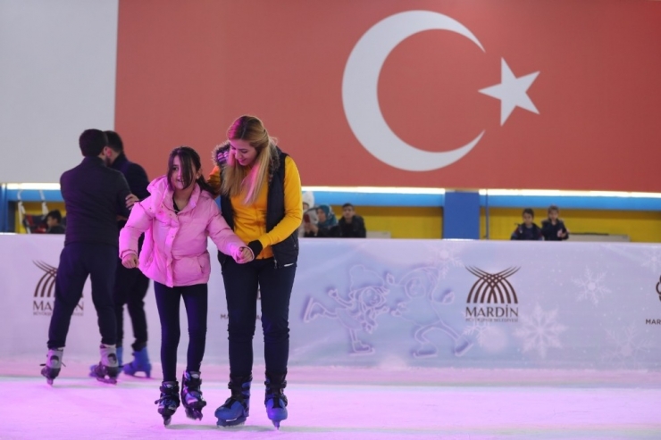 Mardin’de Öğrenciler Yarı Yıl Tatilinde Buz Pistine Akın Etti