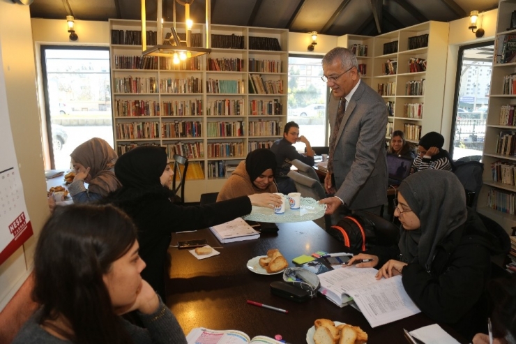 Başkan Tarhan’dan Ders Çalışan Öğrencilere Çorba Servisi