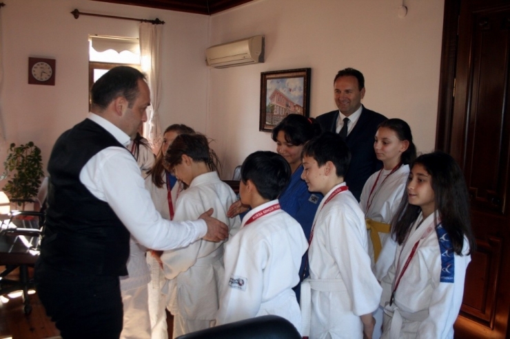 Madalya Sevincini Protokolle Paylaştılar