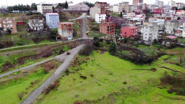 Mahallede Endişe Oluşturan Çökme Ve Yarıklar