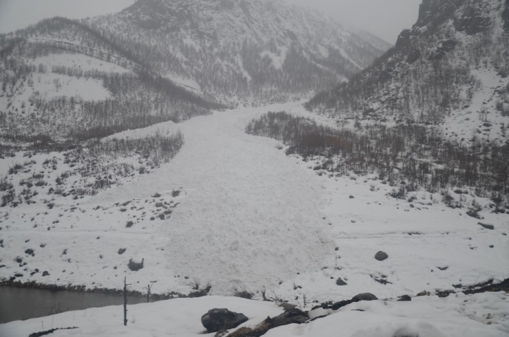 Beytüşşebap’ta Çığ Düşme Anı Saniye Saniye Kaydedildi