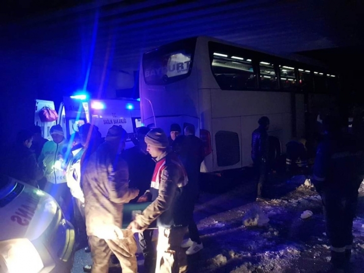 Yolcu Otobüsü Kaza Yaptı: 9 Yaralı