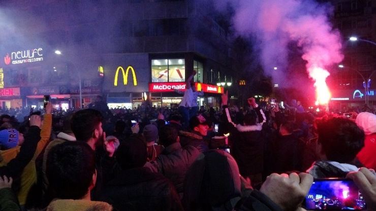 Trabzonspor Taraftarları Fenerbahçe Galibiyetini Coşkuyla Kutladı