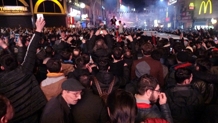 Trabzonspor Taraftarları Fenerbahçe Galibiyetini Coşkuyla Kutladı