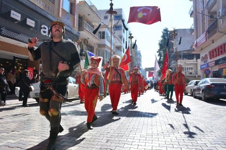 Torbalı’da Develer Kortej Yürüyüşünde Boy Gösterdi