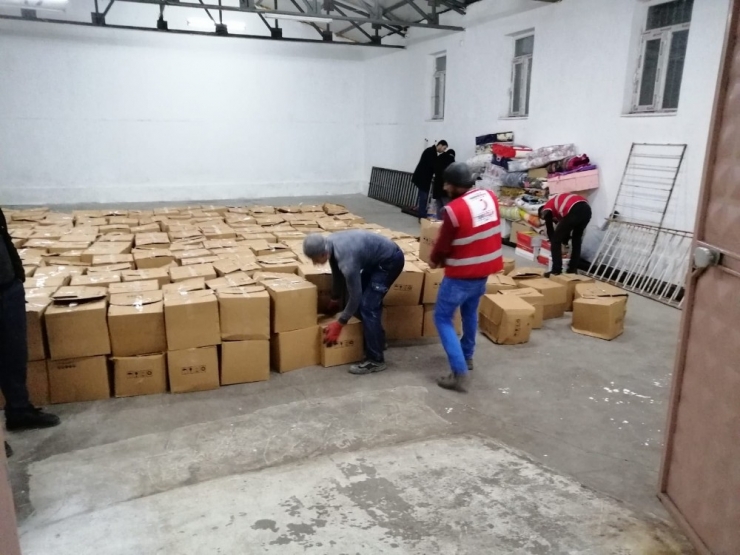 Türk Kızılay’ı Yardımları Afad’a Teslim Etti