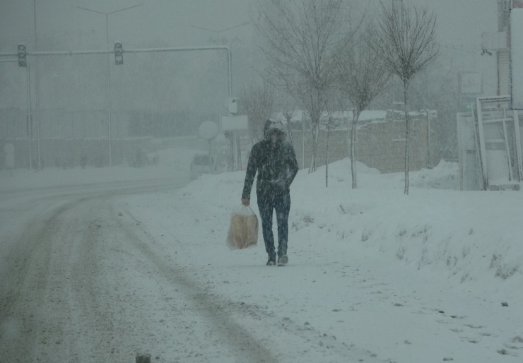 Van’da 337 Yerleşim Yeri Ulaşıma Kapandı