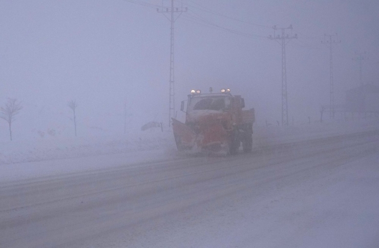 Van’da 337 Yerleşim Yeri Ulaşıma Kapandı