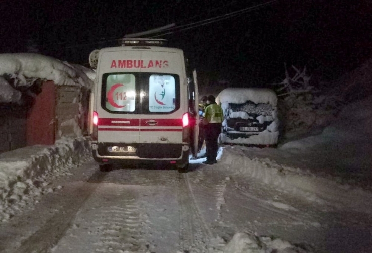 Yüksek’ten Düşen Hasta 4 Saatte Hastaneye Kaldırıldı