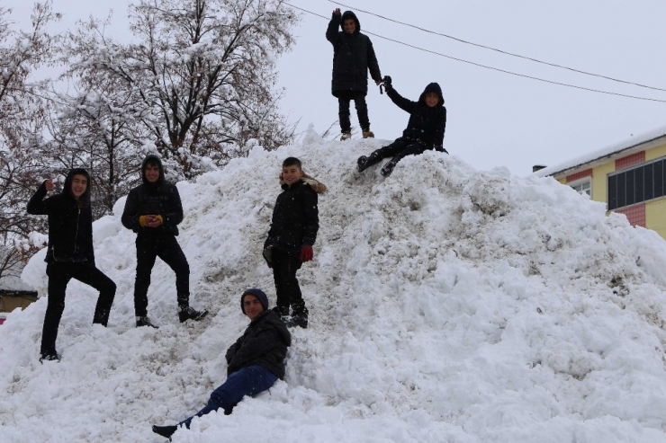 Varto’da Yağan Karın Keyfini Çocuklar Ve Esnaflar Çıkardı
