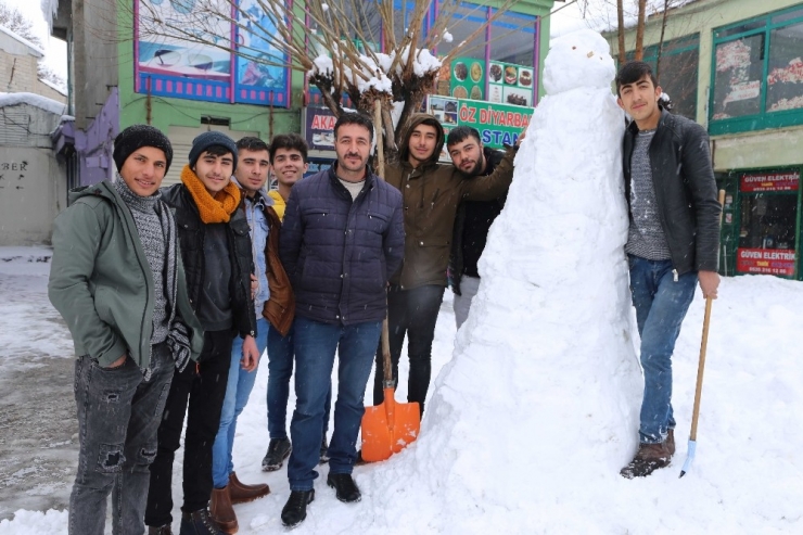 Varto’da Yağan Karın Keyfini Çocuklar Ve Esnaflar Çıkardı