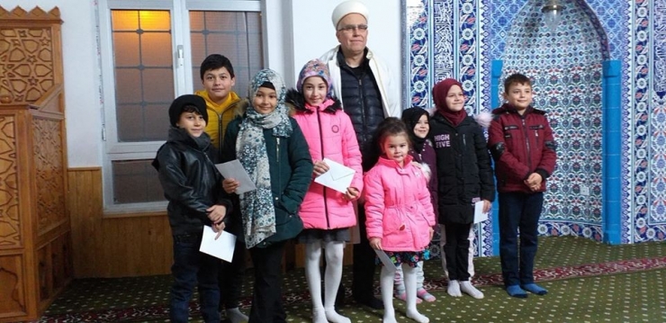 Yarıyıl Tatilinde Camiye Giden Çocuklar Cami İmamı Tarafından Ödüllendirildi