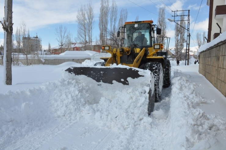 Yüksekova Belediyesinden 1 Metreyi Geçen Karla Mücadele