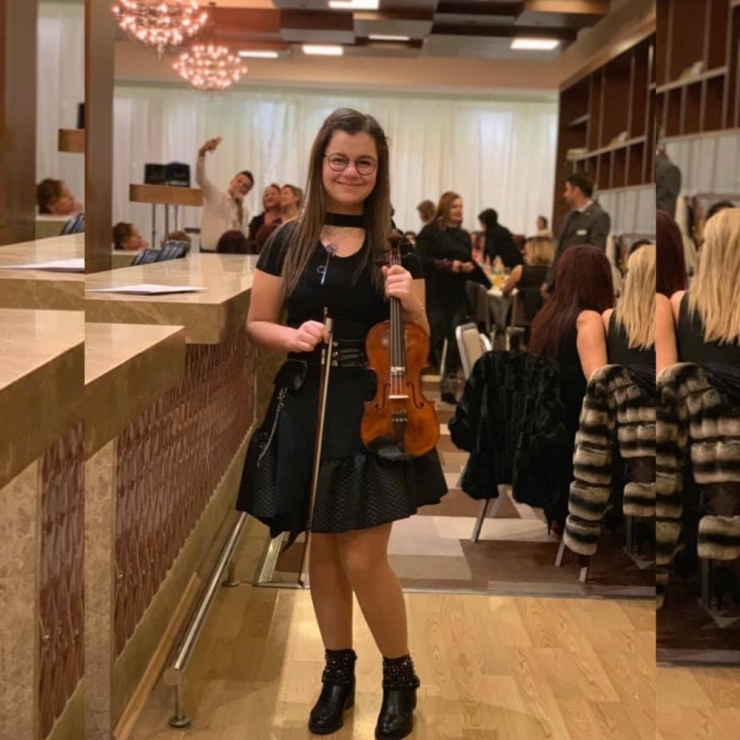 Zeynep, Kemandaki Ustalığı İle Dikkat Çekiyor