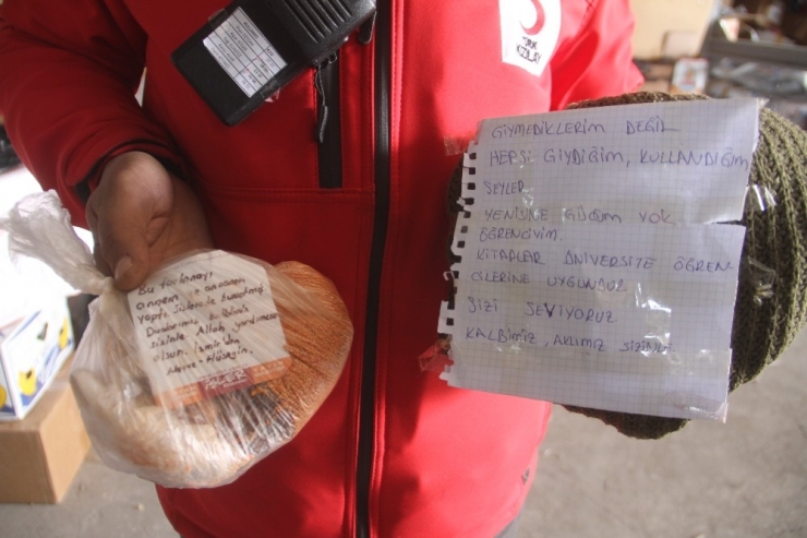 Üniversite Öğrencileri, Eşyalarını Duygulandıran Bir Notla Gönderdi