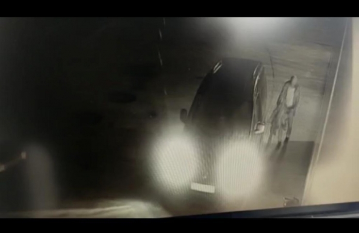 Çarpıp Kaçtı, Genç Kadının Lastiğe Sıkışan Montunu Çıkarıp Attı