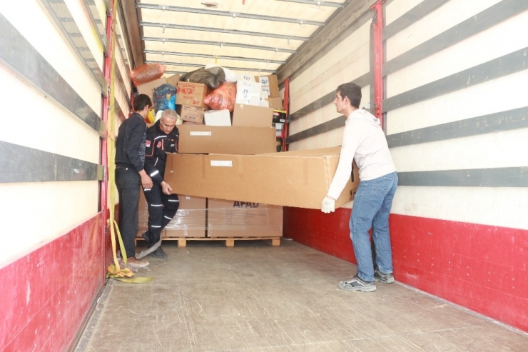 Depremzedeler İçin Bir Tır Dolusu Yardım Geldi