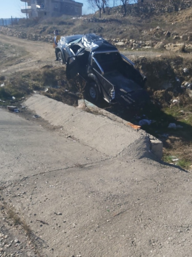 Kamyonet Şarampole Yuvarlandı: 4 Yaralı