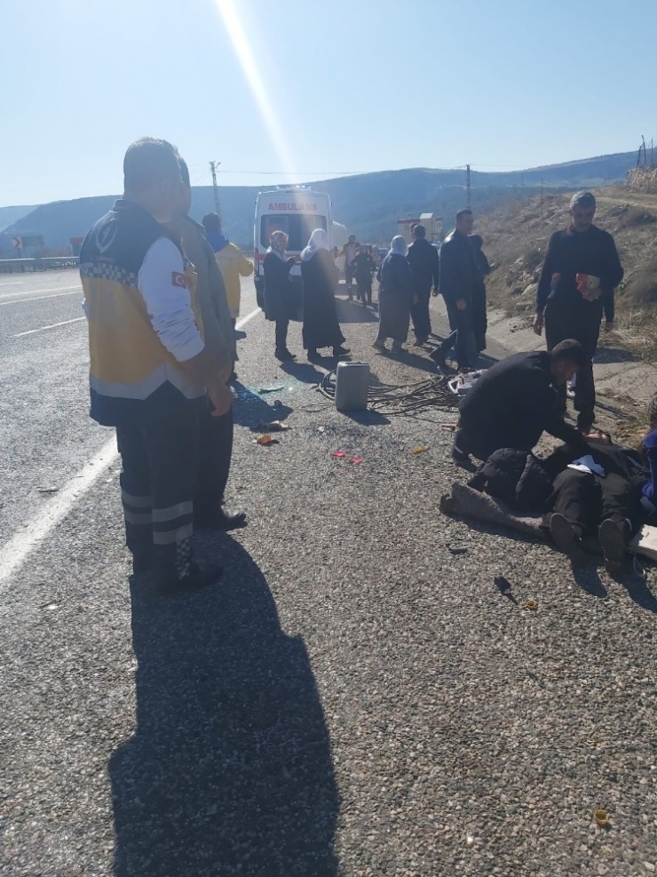 Kamyonet Şarampole Yuvarlandı: 4 Yaralı