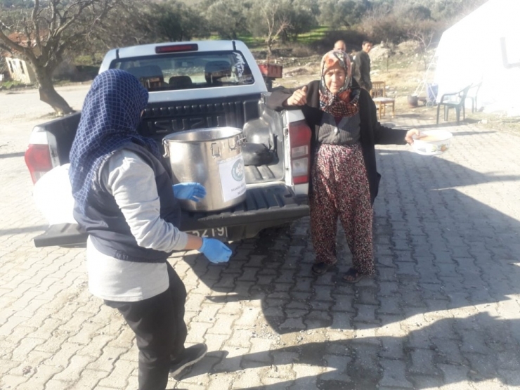 Manisalı Depremzedelere Çorba İkramı Devam Ediyor