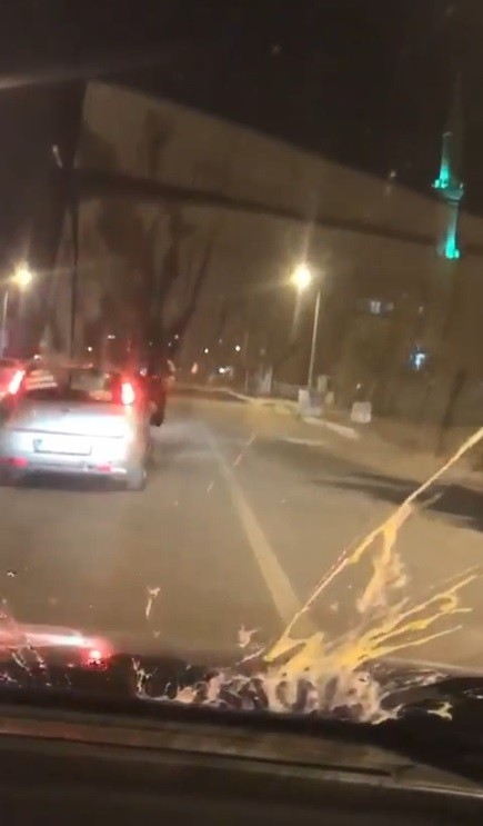 Seyir Halindeyken Arkalarından Gelen Araca Yumurta Attılar