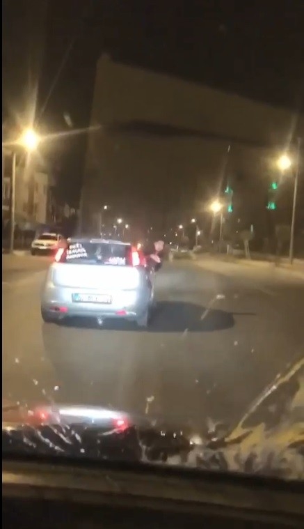 Seyir Halindeyken Arkalarından Gelen Araca Yumurta Attılar