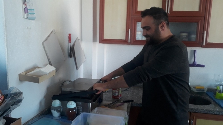 Okey Takozuyla Camı Kırdı, 5 Bin Tl’yi Alıp Yere Yağ Döktükten Sonra Kaçtı