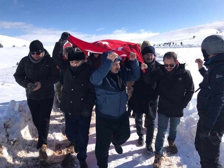 Yunan Vekil, Metrelerce Uzunluktaki Türk Bayrağı İle Protesto Edildi