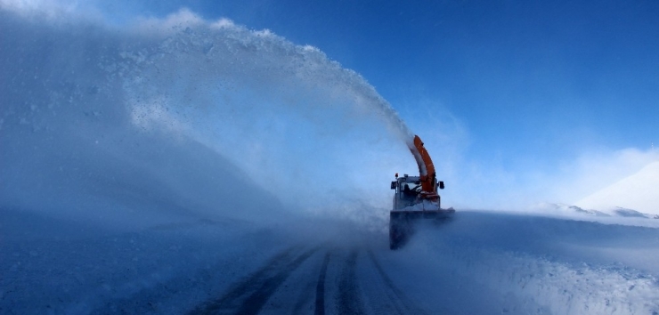 Bayburt Ve Erzincan’da Kardan Kapanan Yollar Açılıyor