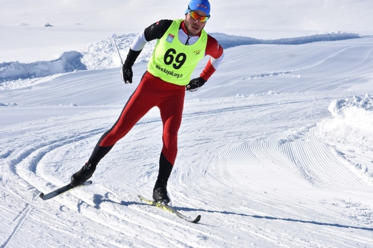 Bitlis’te 22 İlden 300 Kayakçı Kıyasıya Yarışıyor