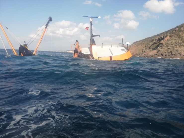 Çanakkale Açıklarında Karaya Oturan Gırgır Teknesi Battı