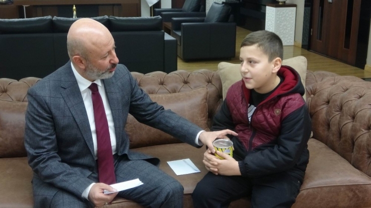 Cumhurbaşkanı’nın Gözyaşlarından Etkilendi, Kumbarasındaki Paraları Depremzedelere Bağışladı