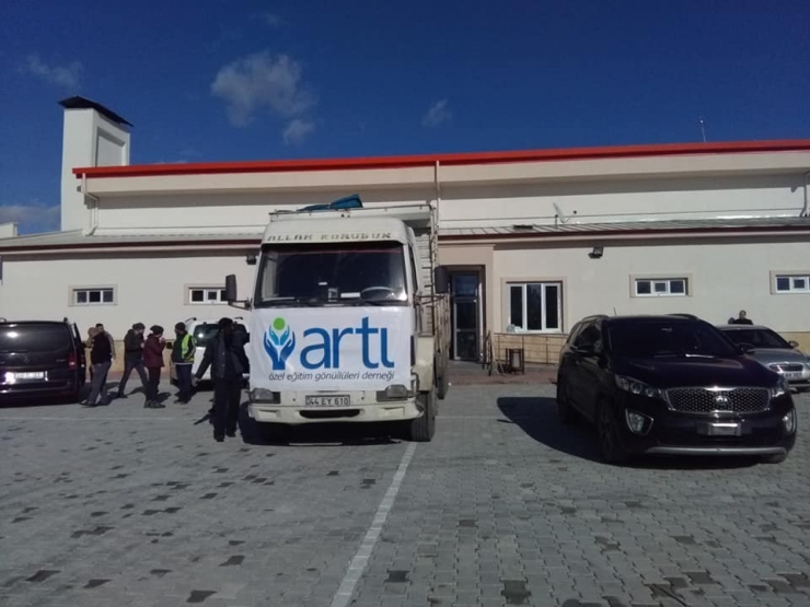 Gönüllülerin Deprem Bölgesine Yardımları Sürüyor