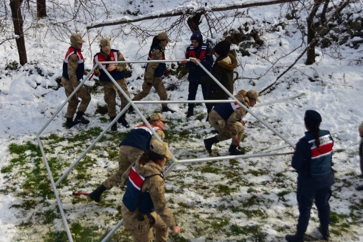 Depremzede Çadırlarına Jandarma Kadın Astsubay Eli