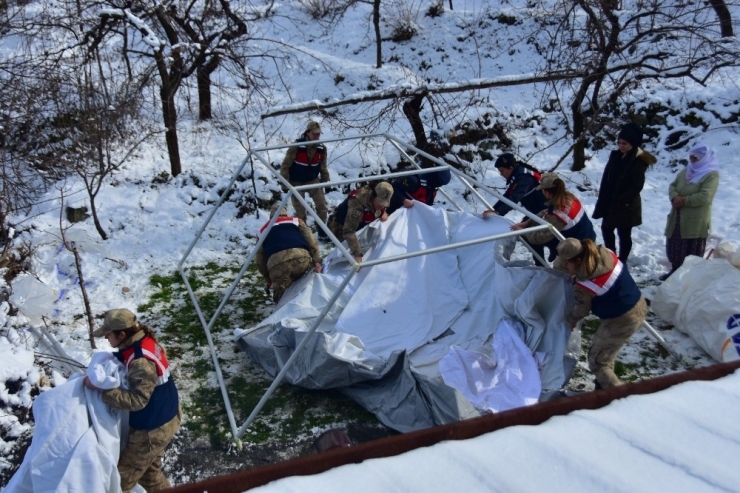 Depremzede Çadırlarına Jandarma Kadın Astsubay Eli