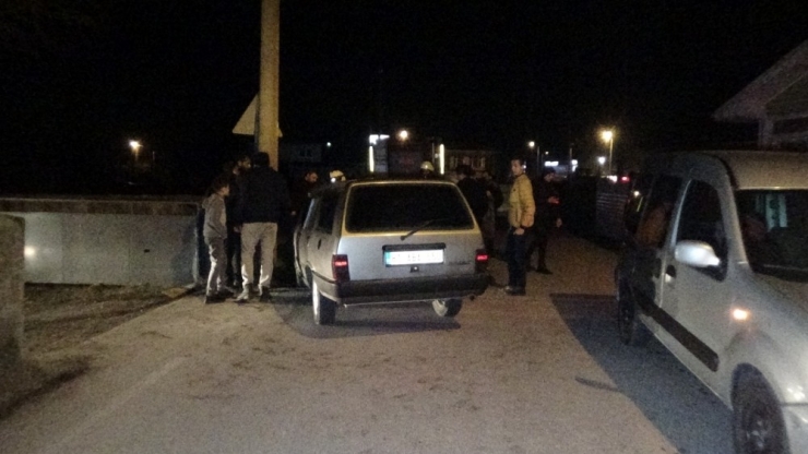 Direksiyonu Kilitlenen Otomobil Direğe Çarptı