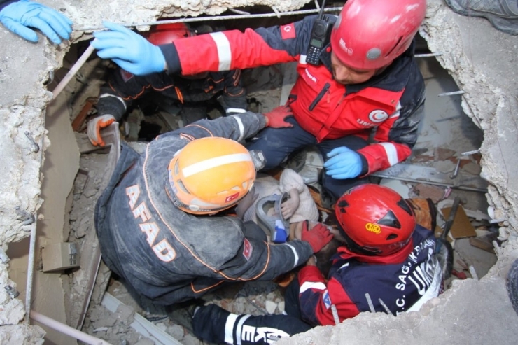 Miniklerin Yardımlarını Afad Depremzedelere Ulaştırıyor