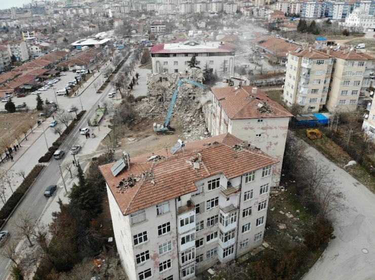 Elazığ’da Depremde Hasar Gören Binalar Yıkılıyor