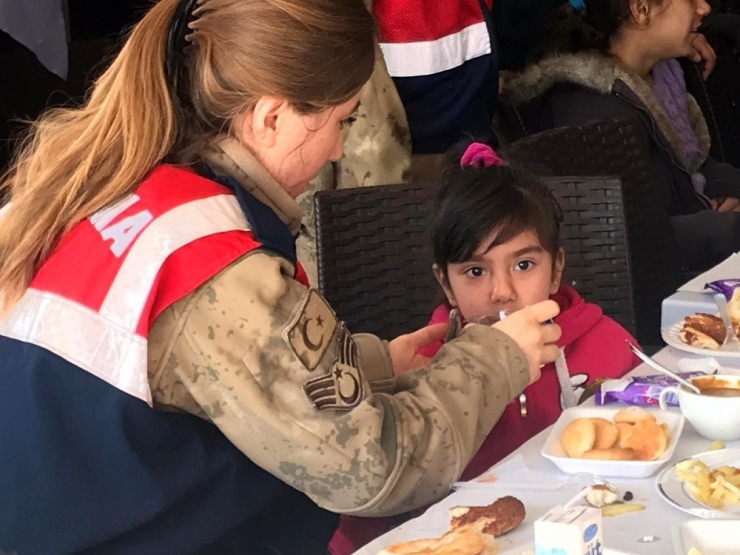 Jandarmanın Kadın Personellerinden Depremzede Çocuklara Anne Şefkati